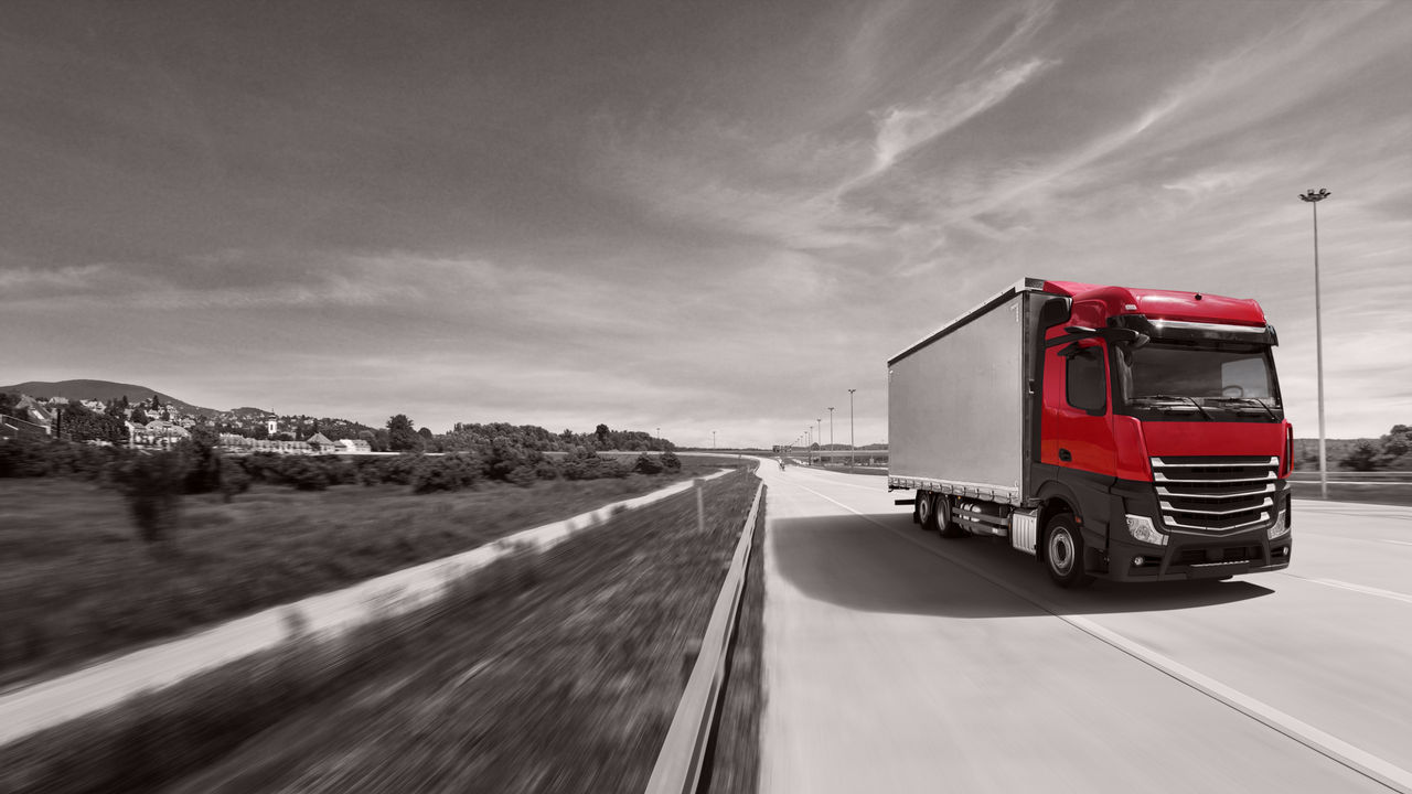 Matador Productrange Keyvisual - Red-Black/White - Red Truck in Rain on Street